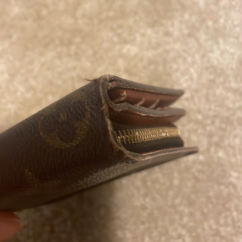 LOUIS VUITTON WALLET - Picture 7 of 14